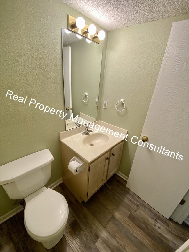 Building Photo - Updated 2 Bedroom Townhome