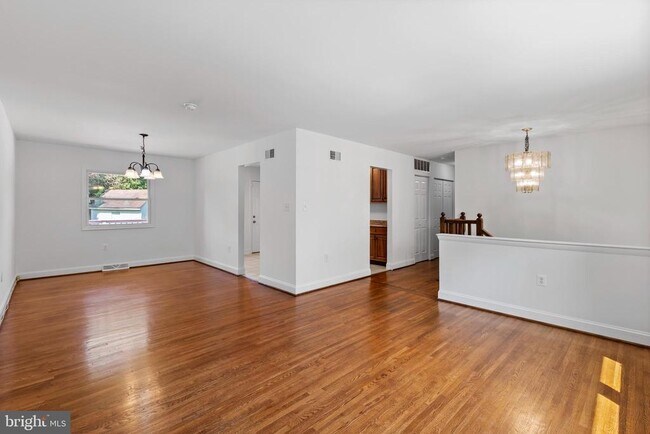 Building Photo - 10422 Floral Dr