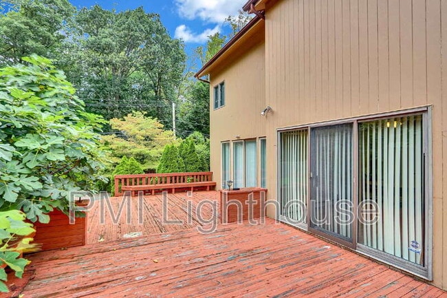 Building Photo - 2 Carlyle Dr