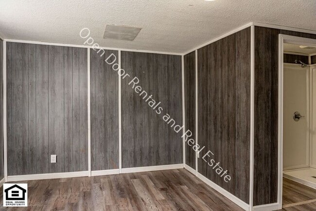 Building Photo - 126 S Oak St