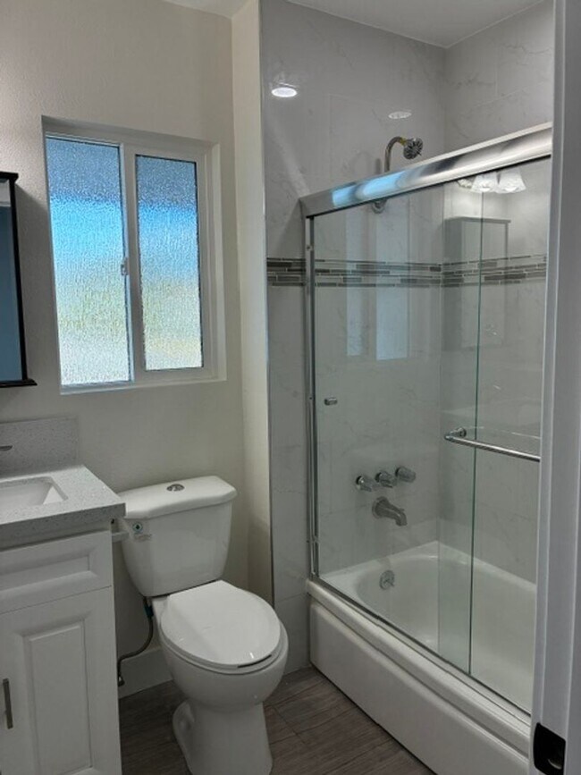 Building Photo - 5 Bedroom 4 Bath House in Garden Grove