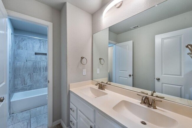 Building Photo - 815 Sunbeam Creek Ct