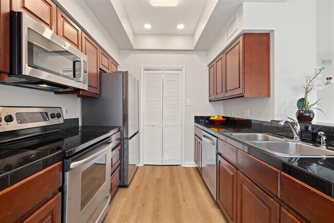 Building Photo - 4711 Spicewood Springs Rd