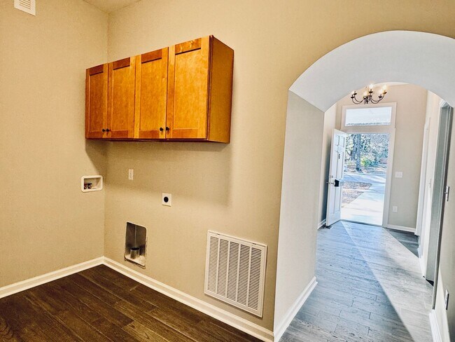 Building Photo - 218 College St