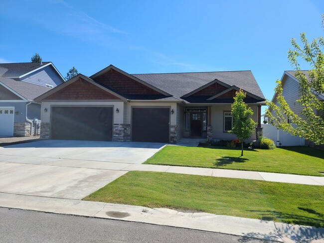 Building Photo - Beautiful Custom 3 bedroom 2 bath Home for Rent in Post Falls, ID