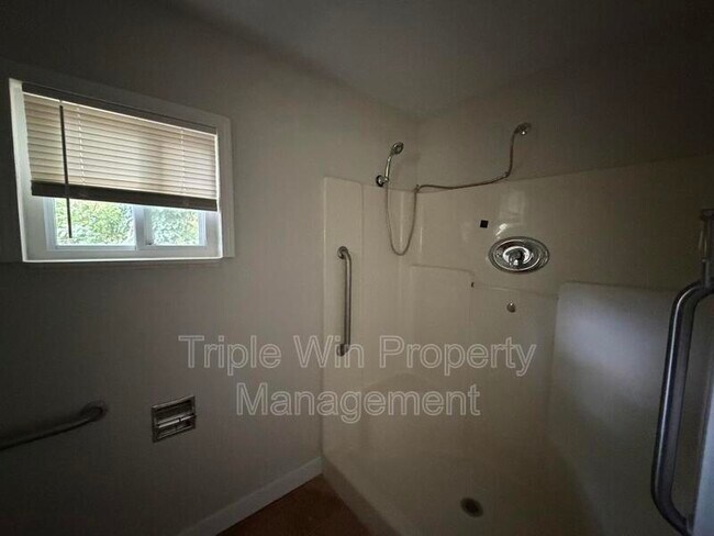 Building Photo - 9937 Carlyle Ave