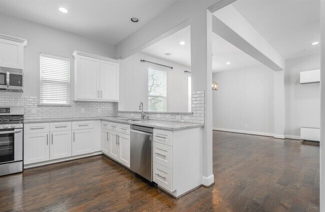 Building Photo - 312 W 28th St