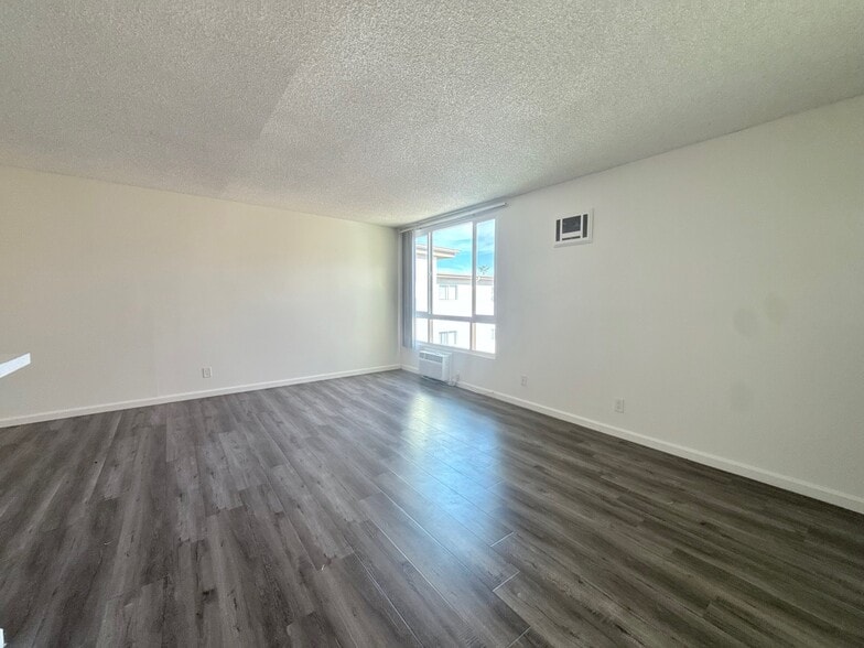  - Western Serrano Ave Apartments