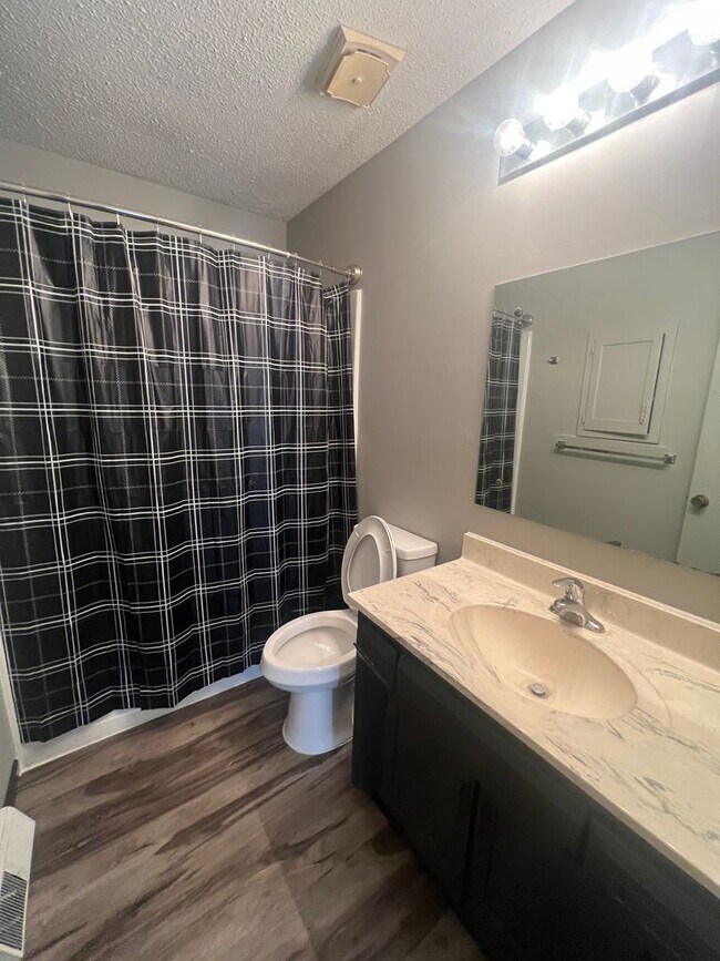 Building Photo - 429-431 Maple Grove Way