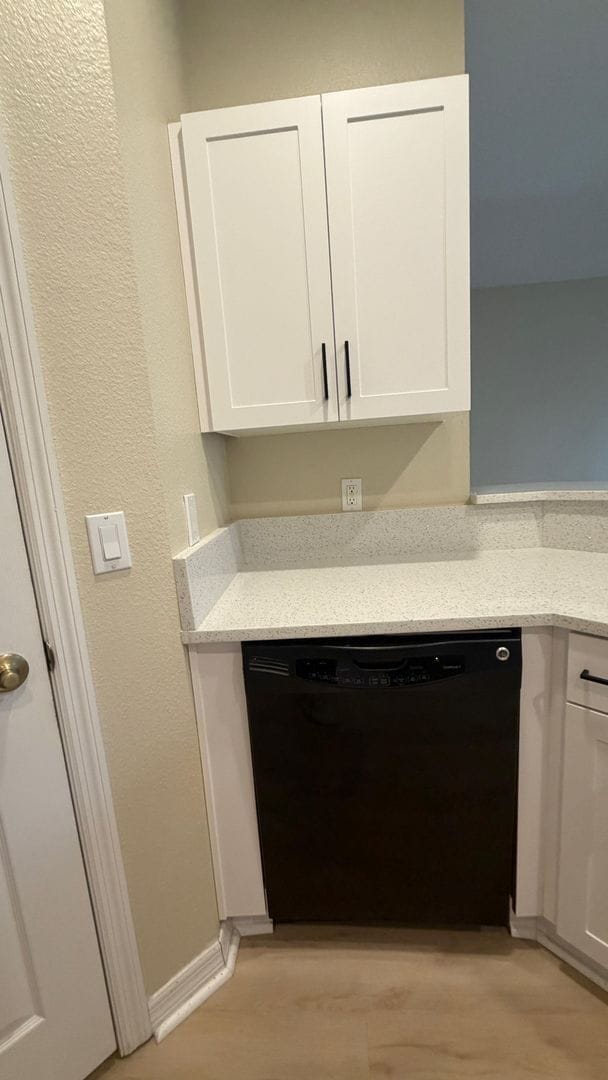 Building Photo - Beautiful 2 bed & 2.5 bath townhome