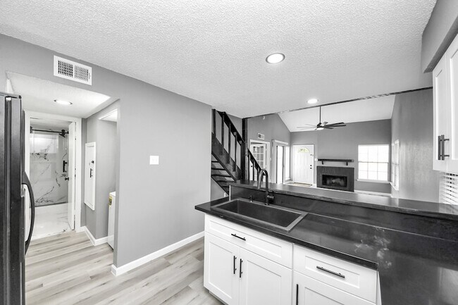 Building Photo - 6281 Ludington Dr
