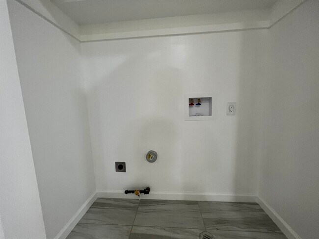 Building Photo - 34 Giles Ave