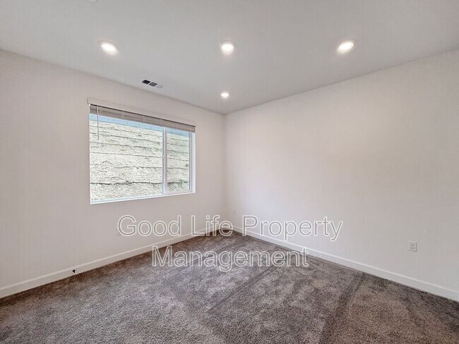 Building Photo - 820 Makani St