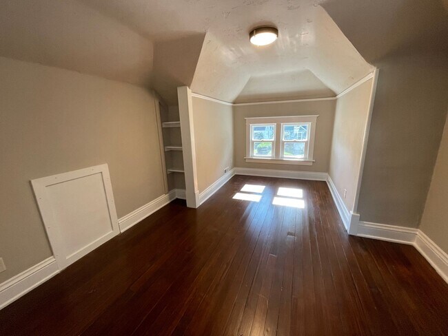 Building Photo - Newly Remodeled 2 Bed 1.5 Bath Home will Large Oversized 2-Stall Garage!