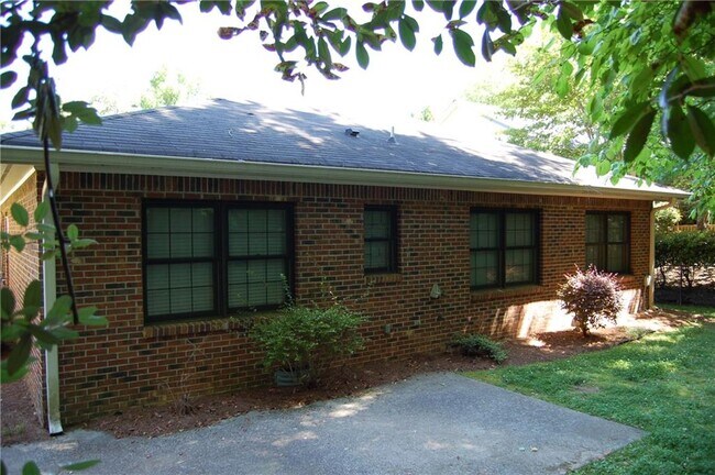 Building Photo - 2155 Heritage Heights