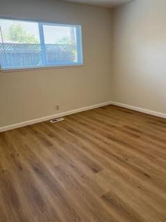 Building Photo - Excellent 3 bed 2 Bath Home