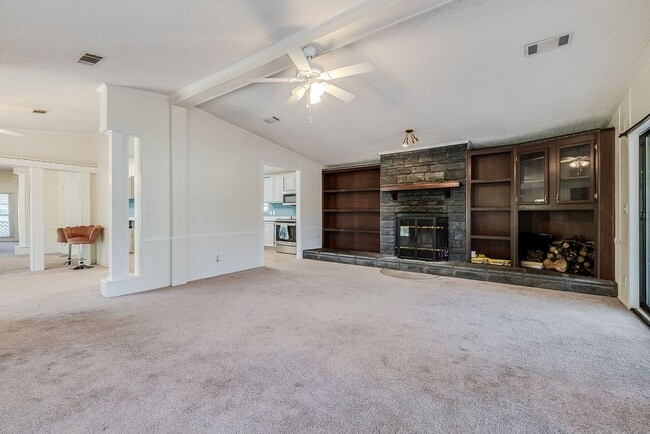 Building Photo - Spacious 3 Bed 2 Bath Home on Large Lot - NO HOA!