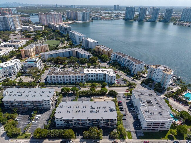 Building Photo - 250 NE 181st St