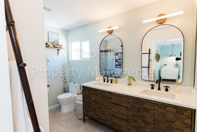 Building Photo - Beautifully Upgraded 3 Bed / 2 Bath Home –...