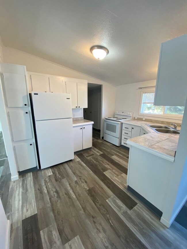 Building Photo - Remodeled