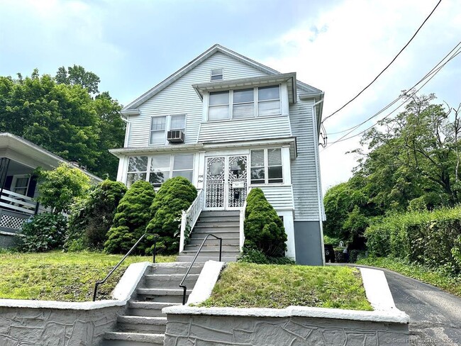 Building Photo - 736 Howe Ave