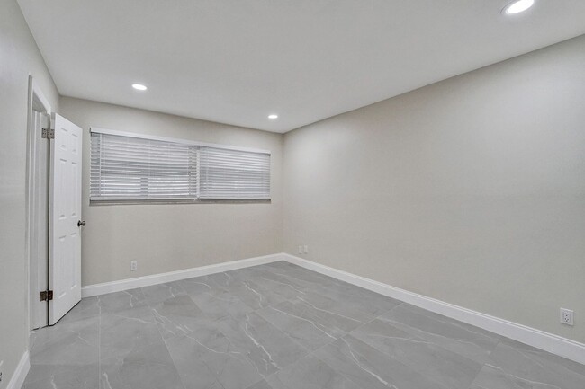 Building Photo - Beautifully Renovated 3BR/2BA Townhome in ...