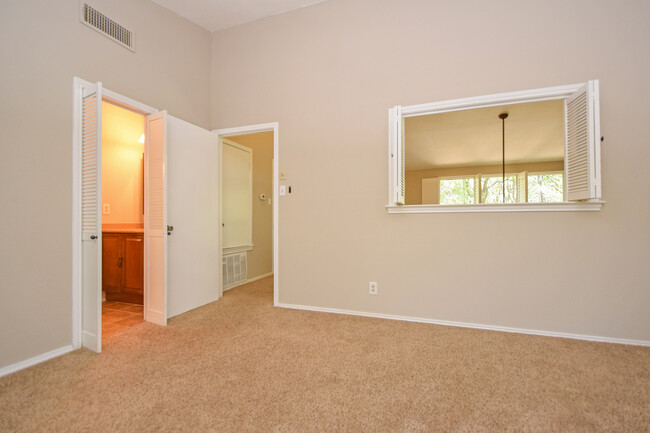 Building Photo - 3 Bedroom Townhouse - Northwest Hills