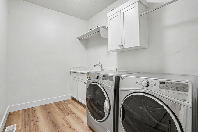 Building Photo - 6120 N Hacienda Ave