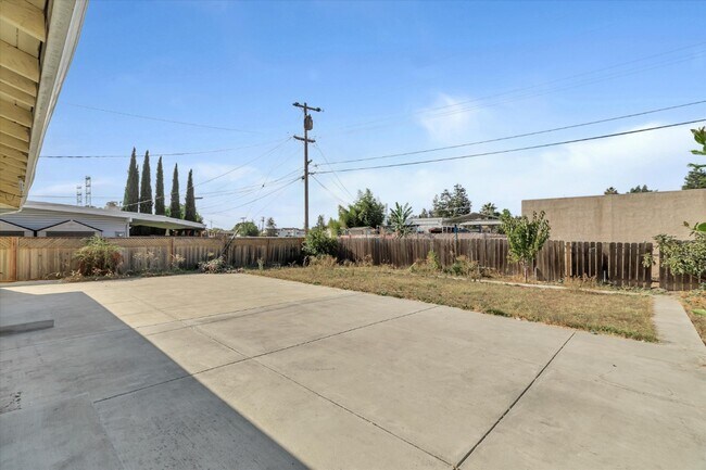 Building Photo - 43585 Montrose Ave