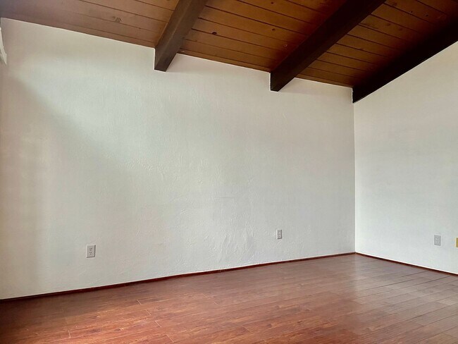 Building Photo - Hillside Court Vista Ca 92084