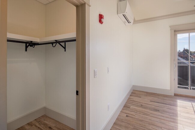 Building Photo - 6 Market St