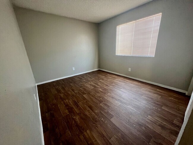 Building Photo - Renovated 2bedroom downstairs unit ready f...