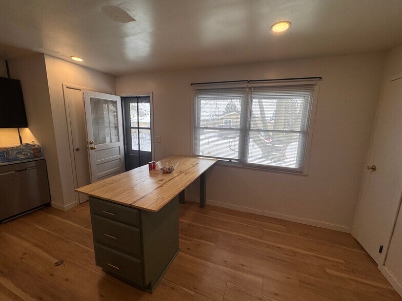 Building Photo - 1207 Sandburg Dr