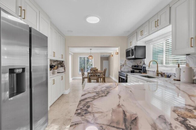 Building Photo - 518 77th Ave