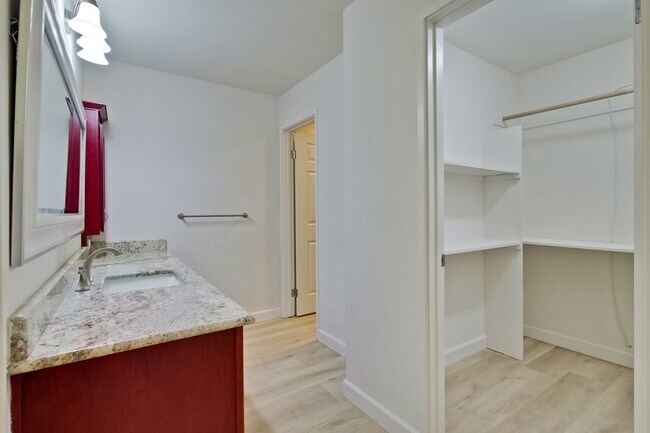 Building Photo - Beautiful 2BR 2BA downstairs condo in Moun...