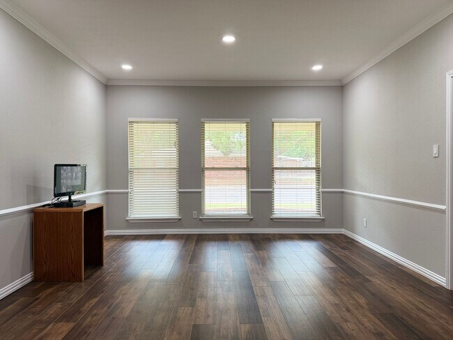 Building Photo - House For Rent