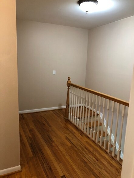 Building Photo - 447 N Fox Hills Dr