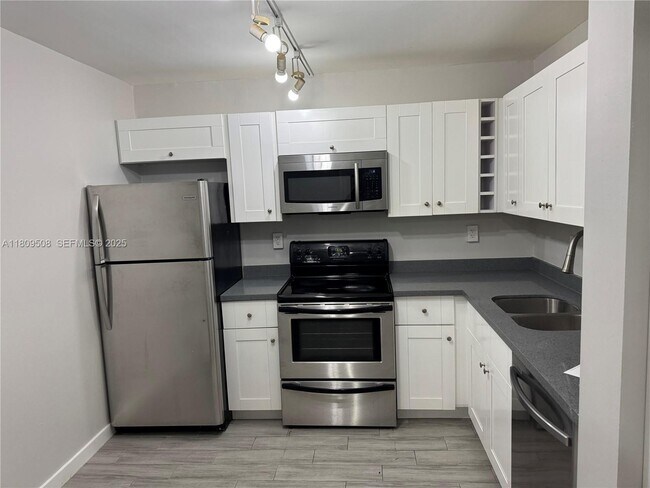 Building Photo - 721 N Pine Island Rd