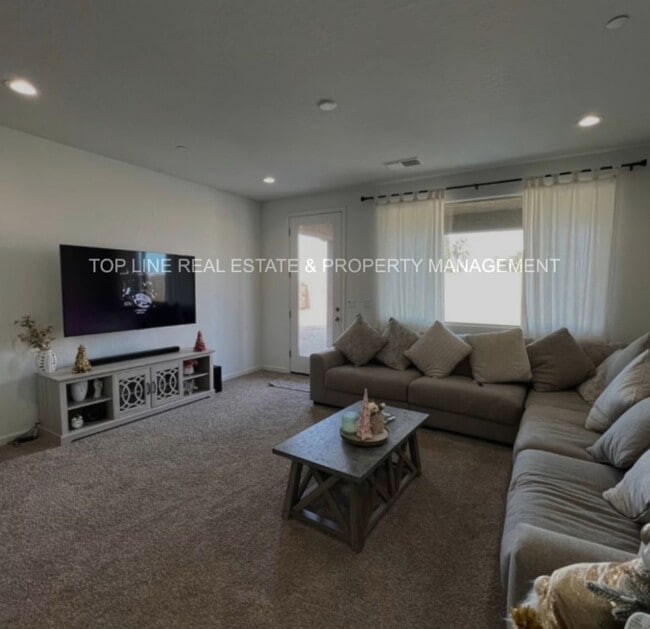 Building Photo - 2 Private rooms one bath For rent NW Visalia