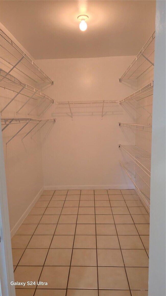 Building Photo - 3111 Oakland Shores Dr