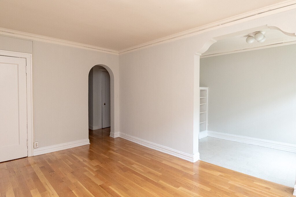 Building Photo - 533 W Roscoe St