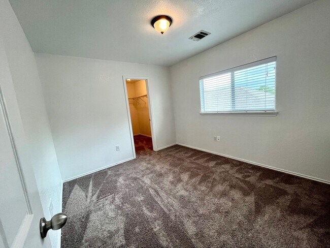 Building Photo - Large 4 bedroom/2.5 bath conveniently located to Lackland AFB! Move-in Ready!