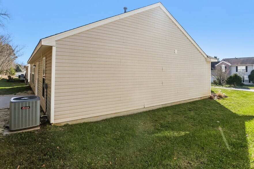 Building Photo - 2082 Chapel Creek Rd