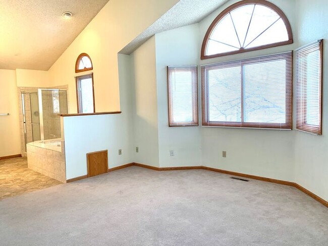 Building Photo - Beautiful & Spacious 4 Bedroom 2.5 Bath Ho...