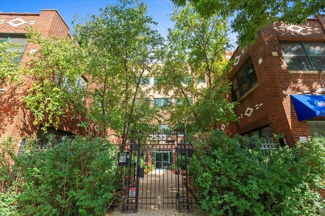 Primary Photo - 2533 N Ashland Ave
