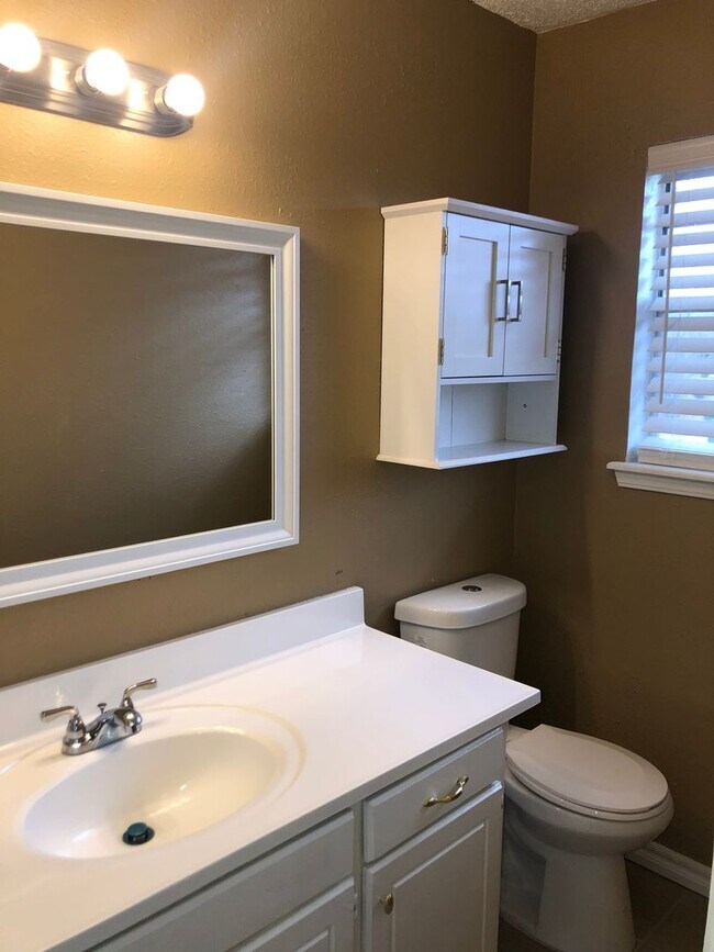 Building Photo - 3 bedrooms, 2 baths with a 2 car garage fo...