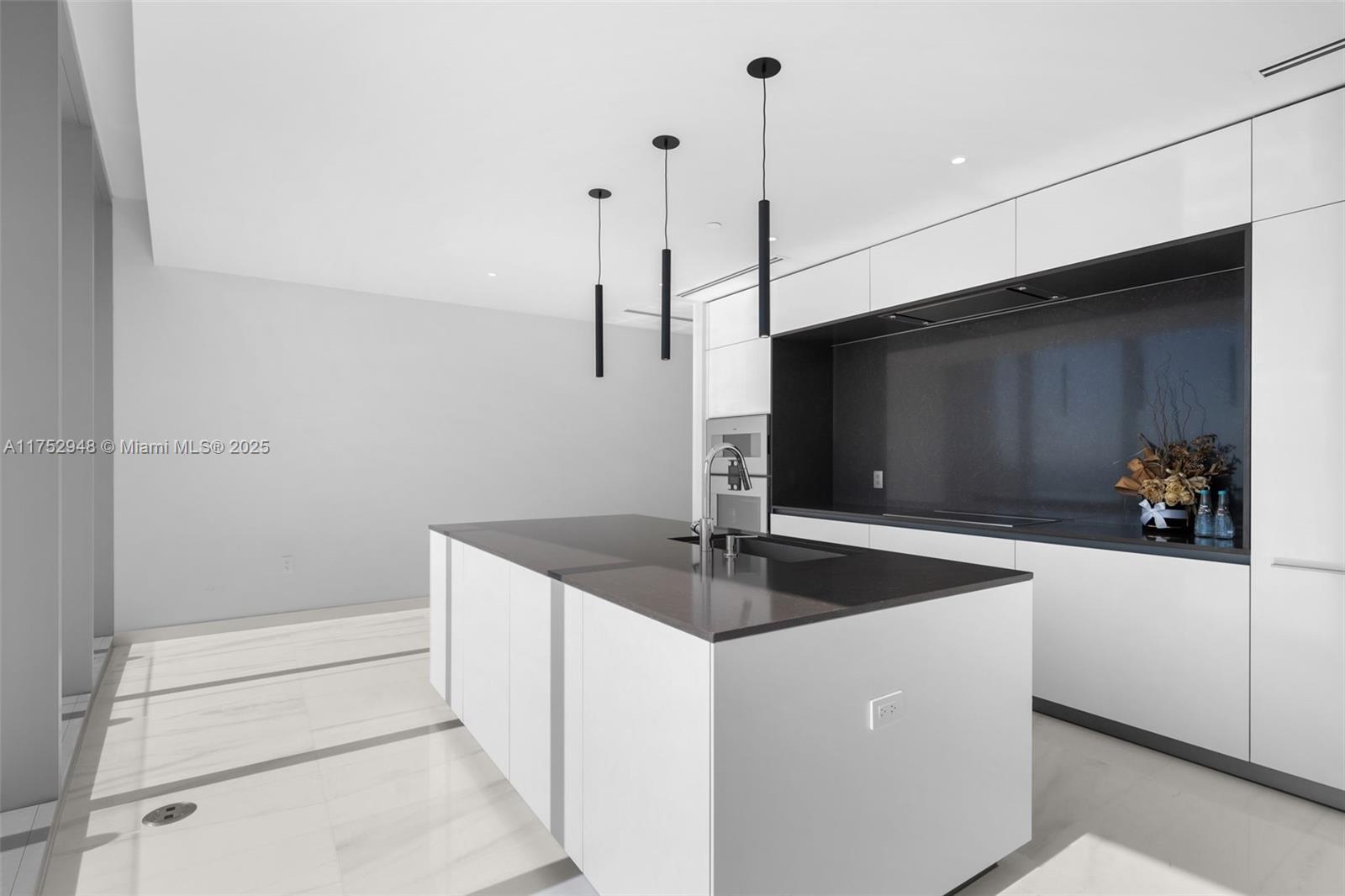 Building Photo - 300 Biscayne Boulevard Way