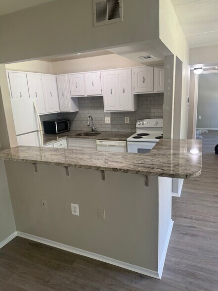 Building Photo - 125S Clubhouse Drive