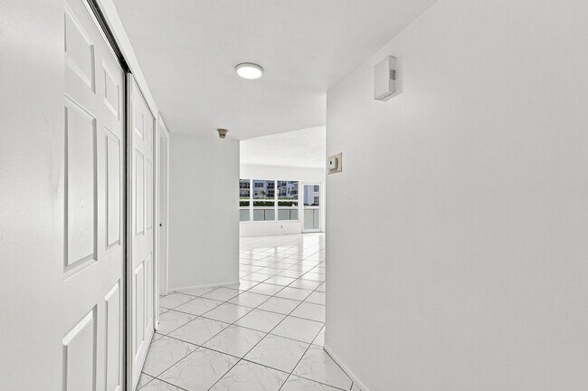Building Photo - 3550 Galt Ocean Dr