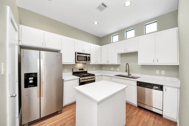 Building Photo - 8715 Meadowcroft Dr